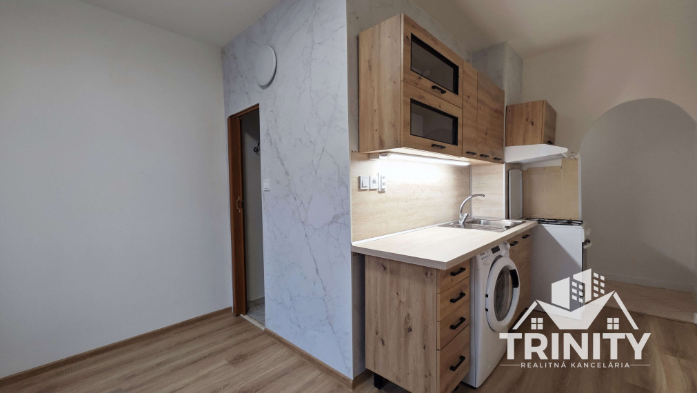 Na prenájom velký 2-izbový byt s balkónom v Nových Zámkoch