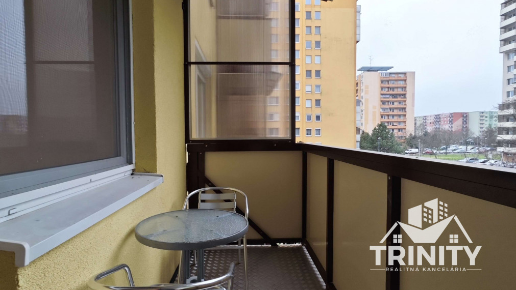 Na prenájom velký 2-izbový byt s balkónom v Nových Zámkoch