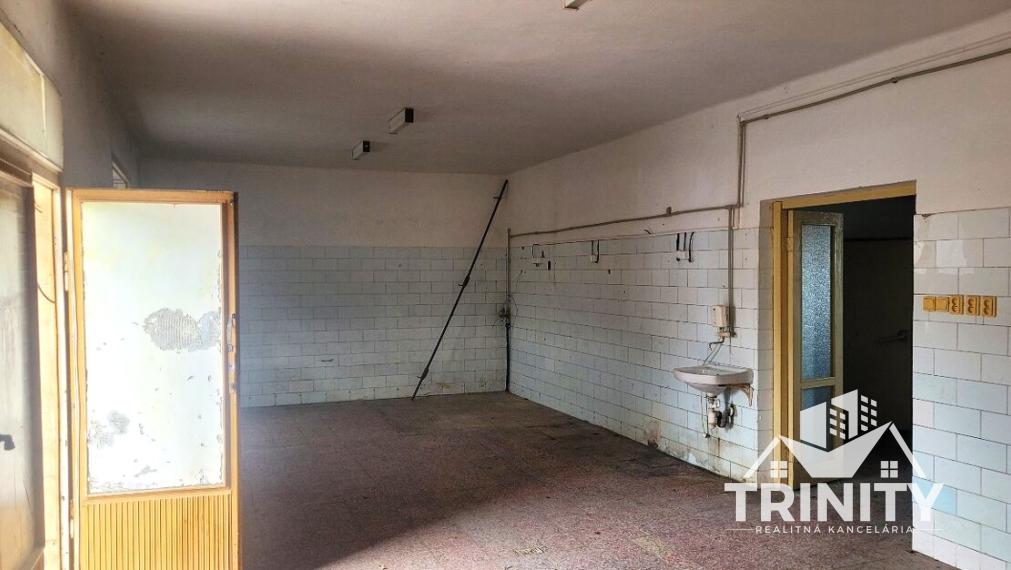 Na predaj budova - obchodný priestor v obci Svodín