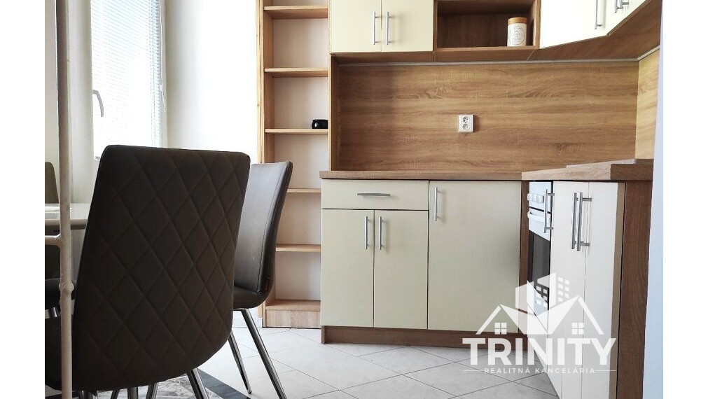 Na prenájom slnečný 2-izbový byt s loggiou v meste Nové Zámky