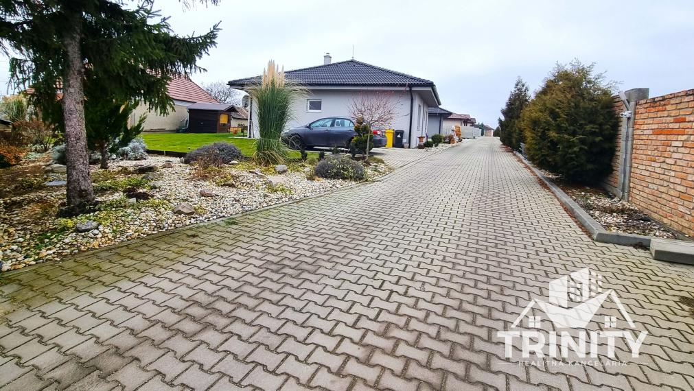 Na predaj nádherný 3-izbový dom so zastrešenou terasou v obci Dvory nad Žitavou