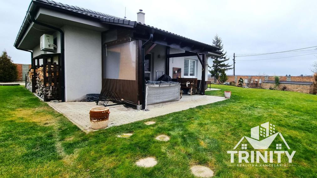 Na predaj nádherný 3-izbový dom so zastrešenou terasou v obci Dvory nad Žitavou