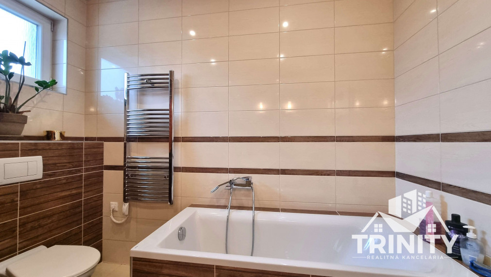 Na predaj nádherný 3-izbový dom so zastrešenou terasou v obci Dvory nad Žitavou