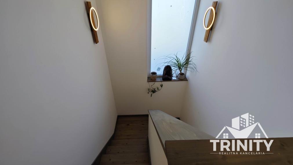 IBA U NÁS - Na predaj 4-izbový rodinný dom v obci Dvory nad Žitavou