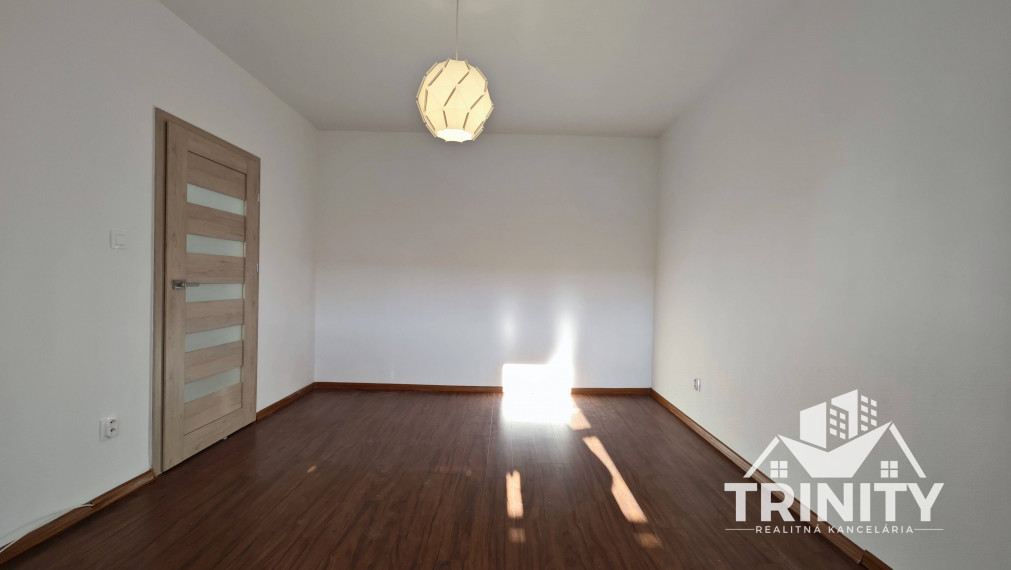 IBA U NAS - Na prenájom 1-izbový byt s loggiou v Nových Zámkoch