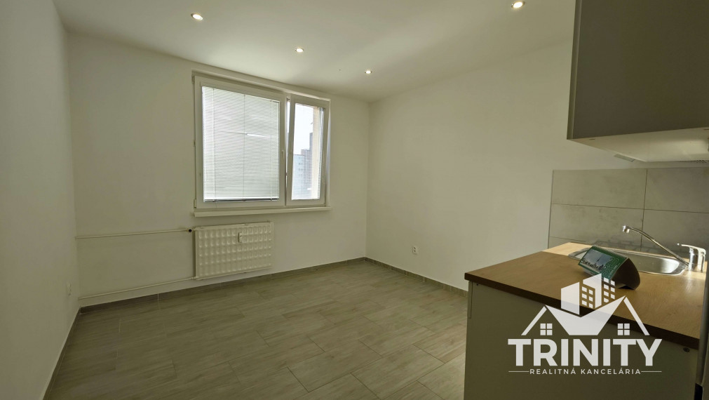 IBA U NAS - Na prenájom 1-izbový byt s loggiou v Nových Zámkoch