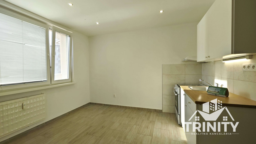 IBA U NAS - Na prenájom 1-izbový byt s loggiou v Nových Zámkoch