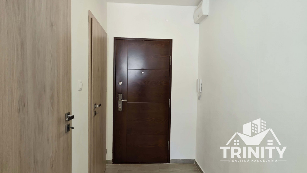 IBA U NAS - Na prenájom 1-izbový byt s loggiou v Nových Zámkoch