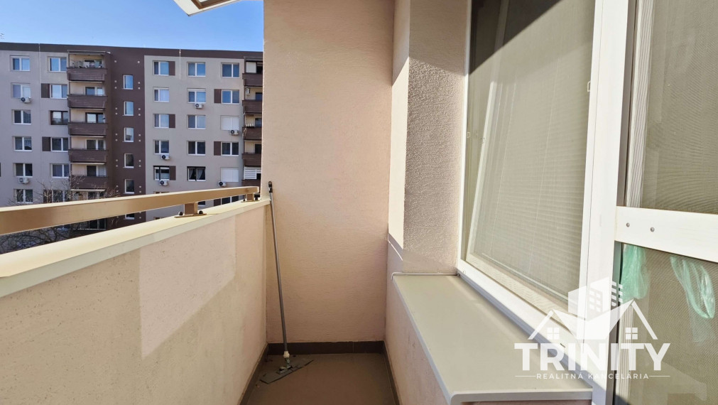 IBA U NAS - Na prenájom 1-izbový byt s loggiou v Nových Zámkoch
