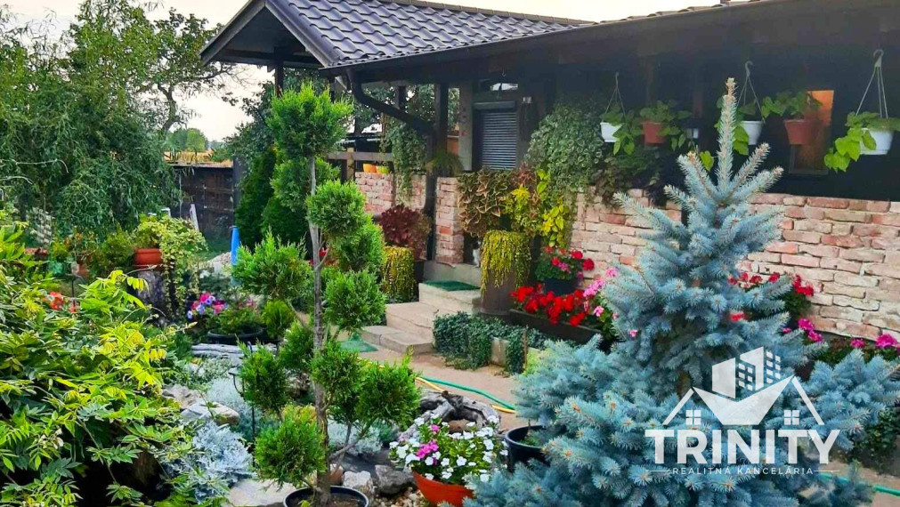 Na predaj pozemok s mobilným domom so zastrešenou terasou v meste Nové Zámky