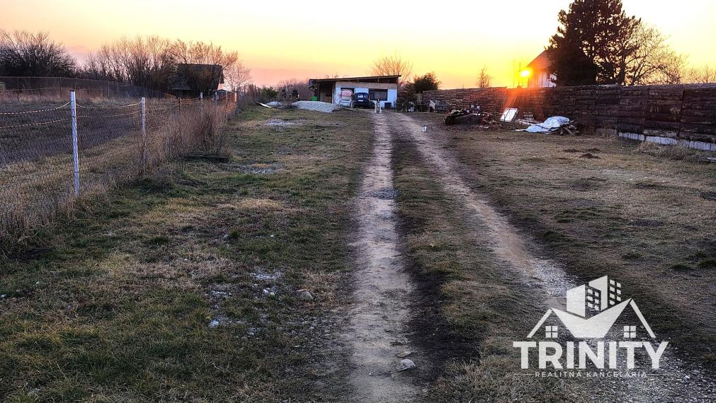 Na predaj pozemok s mobilným domom so zastrešenou terasou v meste Nové Zámky