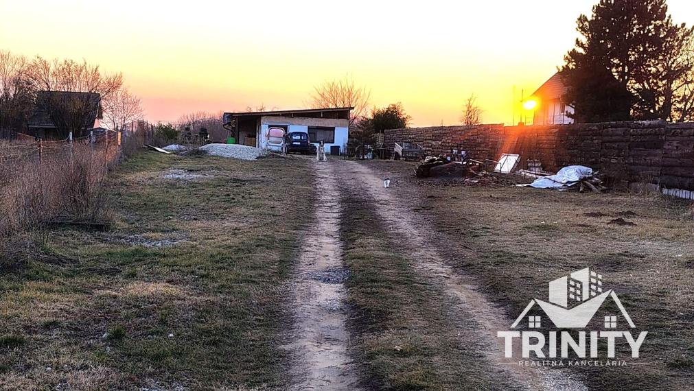 Na predaj pozemok s mobilným domom so zastrešenou terasou v meste Nové Zámky