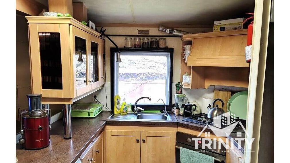 Na predaj pozemok s mobilným domom so zastrešenou terasou v meste Nové Zámky