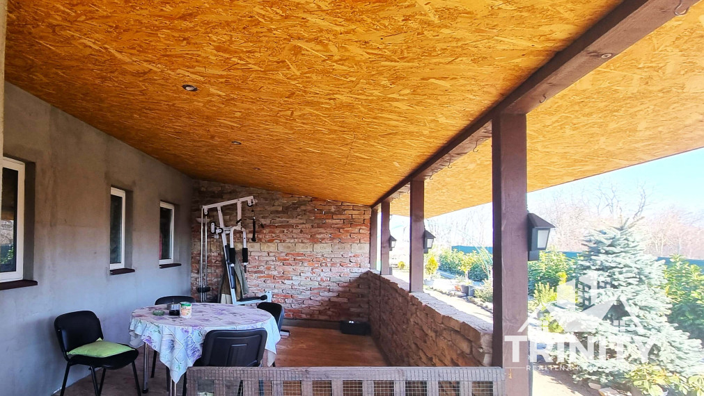 Na predaj pozemok s mobilným domom so zastrešenou terasou v meste Nové Zámky