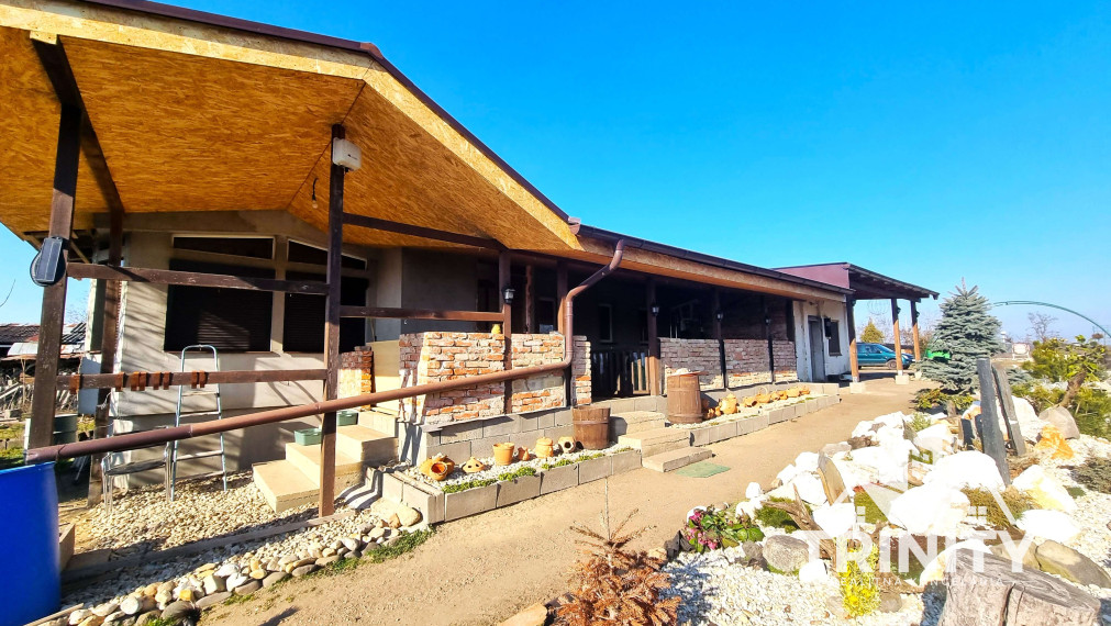 Na predaj pozemok s mobilným domom so zastrešenou terasou v meste Nové Zámky