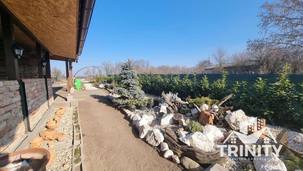 Na predaj pozemok s mobilným domom so zastrešenou terasou v meste Nové Zámky