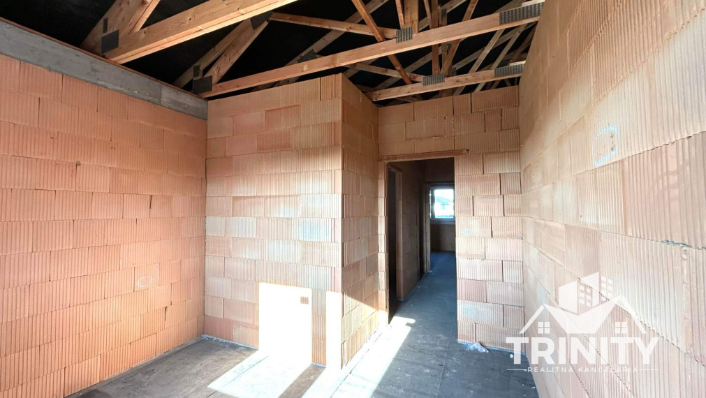 Na predaj novostavba 4-izbového rodinného domu so zastrešenou terasou v obci Bajč