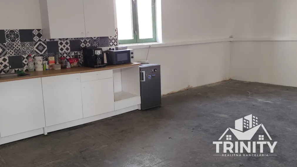 Na predaj objekt / výrobná hala / sklad v obci Svodín