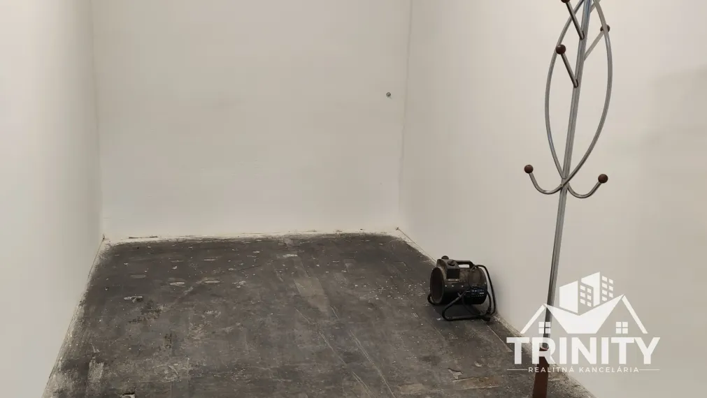 Na predaj objekt / výrobná hala / sklad v obci Svodín