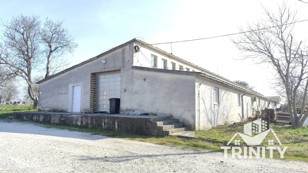 Na predaj objekt / výrobná hala / sklad v obci Svodín