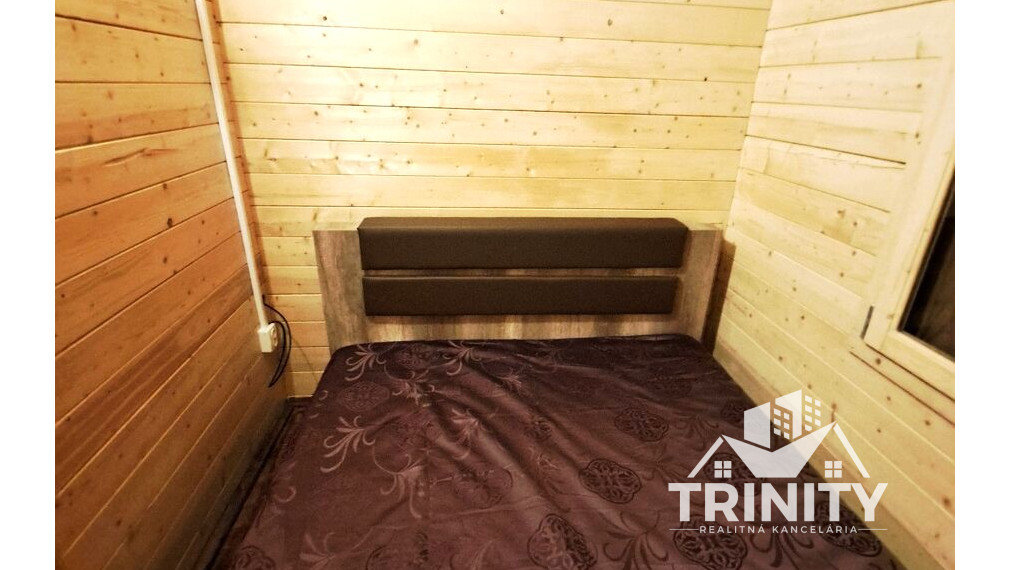 Na predaj krásna drevená chatka so záhradou v Nových Zámkoch na Tekvičnom poli