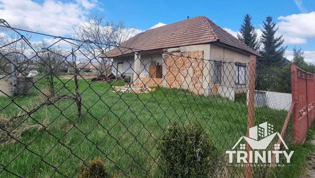 Na predaj priestranný stavebný pozemok v obci Semerovo