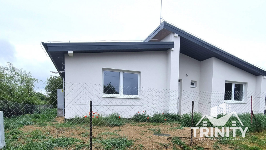 Na predaj novostavba 4-izbového nízkoenergetického rodinného domu so zastrešenou terasou v obci Semerovo