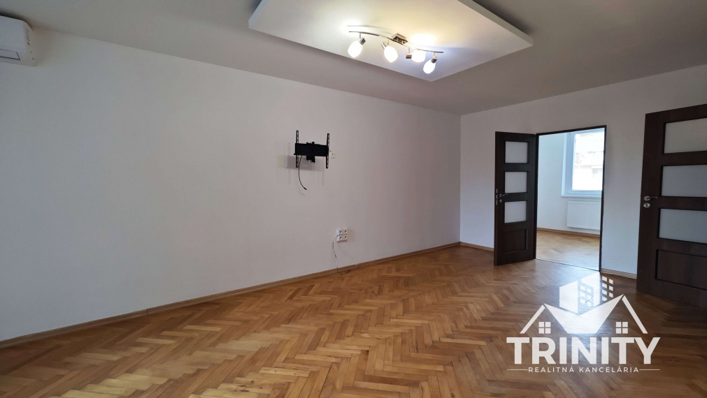 Na prenájom 3-izbový byt s balkónom v Nových Zámkoch