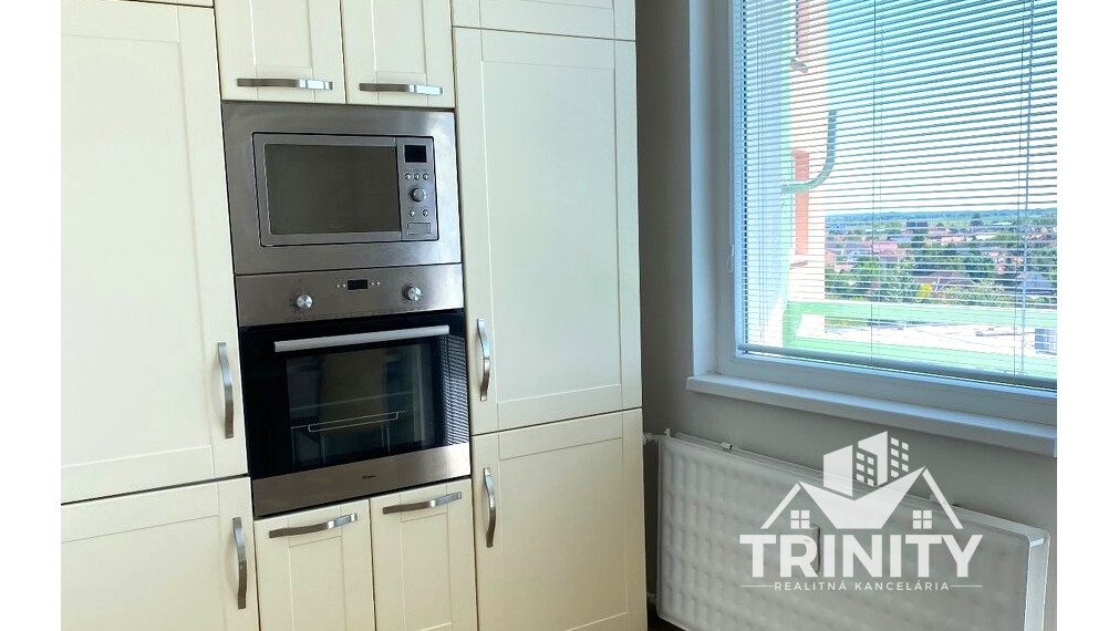 Na prenájom zariadený 2-izbový byt s veľkým balkónom v Nových Zámkoch