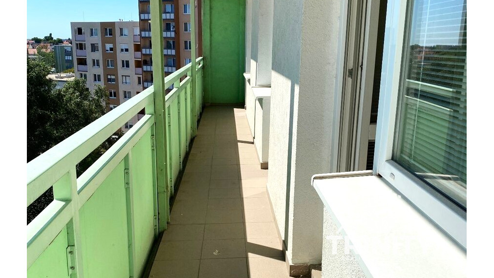 Na prenájom zariadený 2-izbový byt s veľkým balkónom v Nových Zámkoch