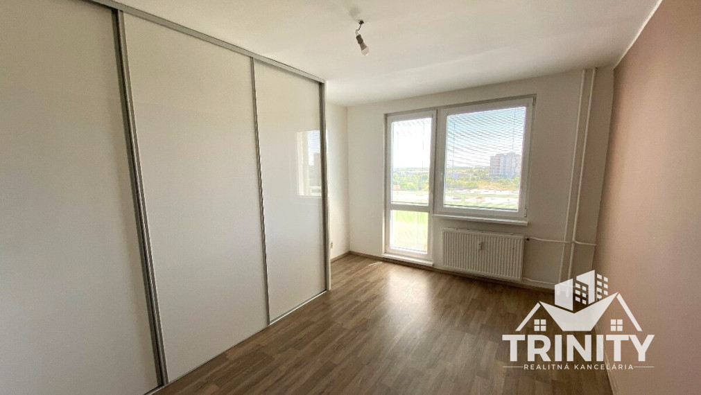 Na prenájom zariadený 2-izbový byt s veľkým balkónom v Nových Zámkoch