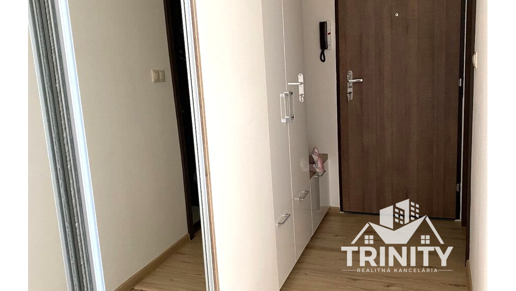 Na prenájom zariadený 2-izbový byt s veľkým balkónom v Nových Zámkoch