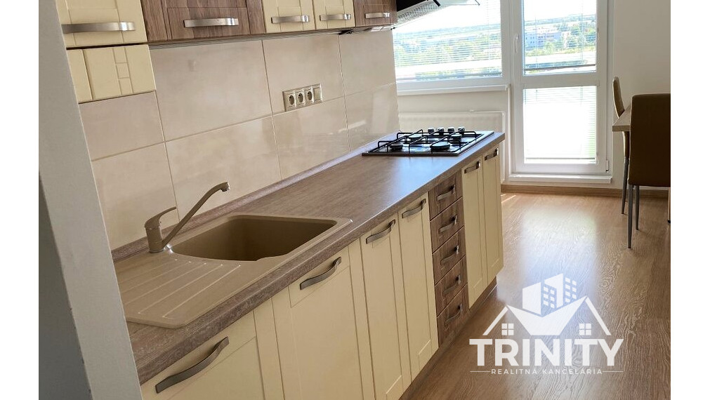 Na prenájom zariadený 2-izbový byt s veľkým balkónom v Nových Zámkoch