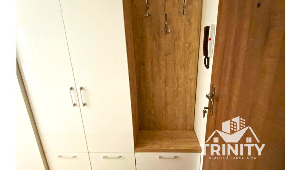 Na prenájom zariadený 2-izbový byt s veľkým balkónom v Nových Zámkoch