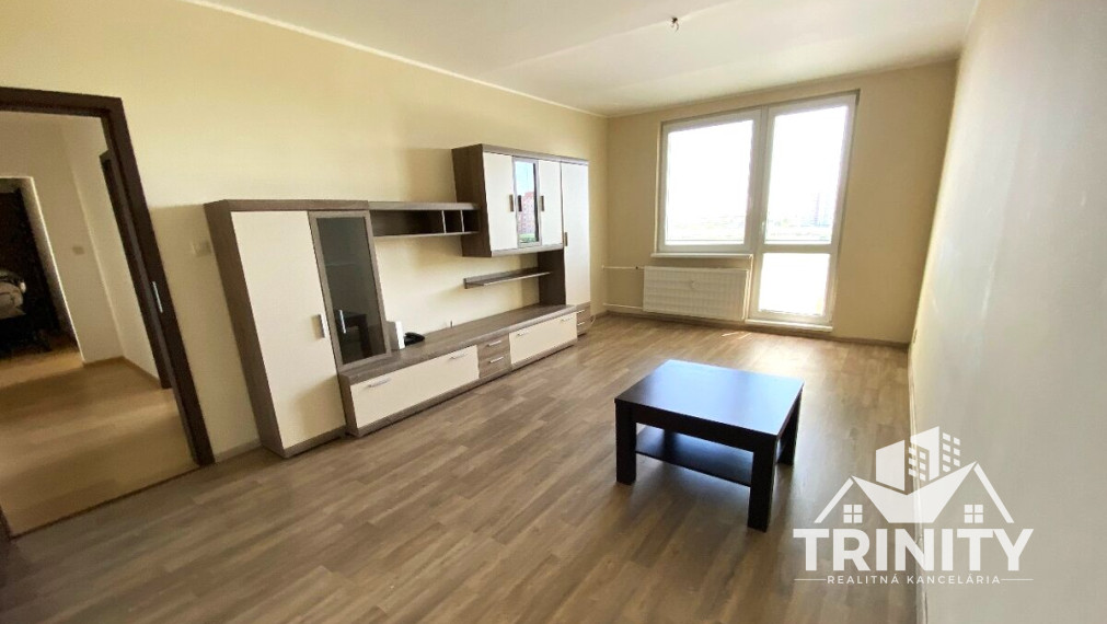 Na prenájom zariadený 2-izbový byt s veľkým balkónom v Nových Zámkoch