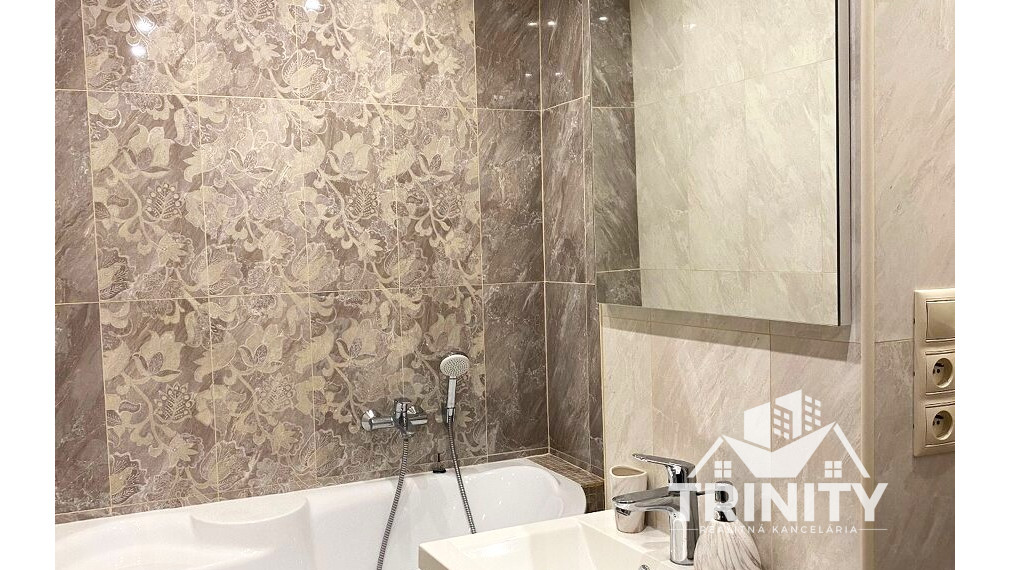 Na prenájom zariadený 2-izbový byt s veľkým balkónom v Nových Zámkoch