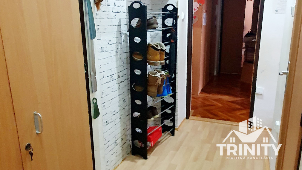 NA PREDAJ čiastočne zrekonštruovaný 3-izbový byt v centre mesta Nové Zámky