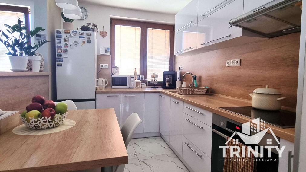 Na predaj moderne zrekonštruovaný 3-izbový byt so záhradou a garážou v meste Nové Zámky