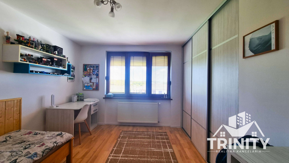 Na predaj moderne zrekonštruovaný 3-izbový byt so záhradou a garážou v meste Nové Zámky