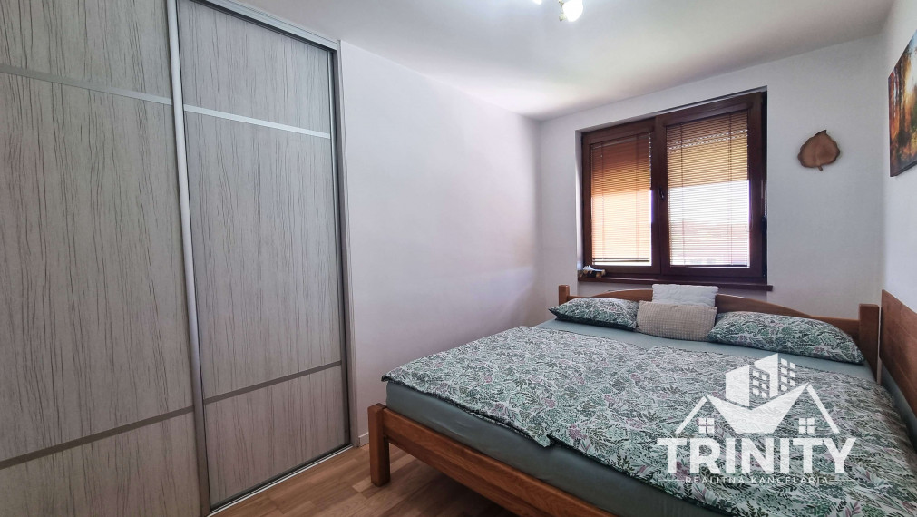 Na predaj moderne zrekonštruovaný 3-izbový byt so záhradou a garážou v meste Nové Zámky