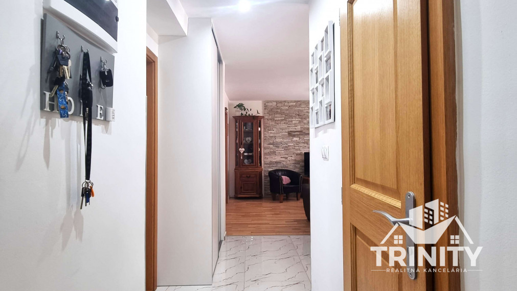 Na predaj moderne zrekonštruovaný 3-izbový byt so záhradou a garážou v meste Nové Zámky