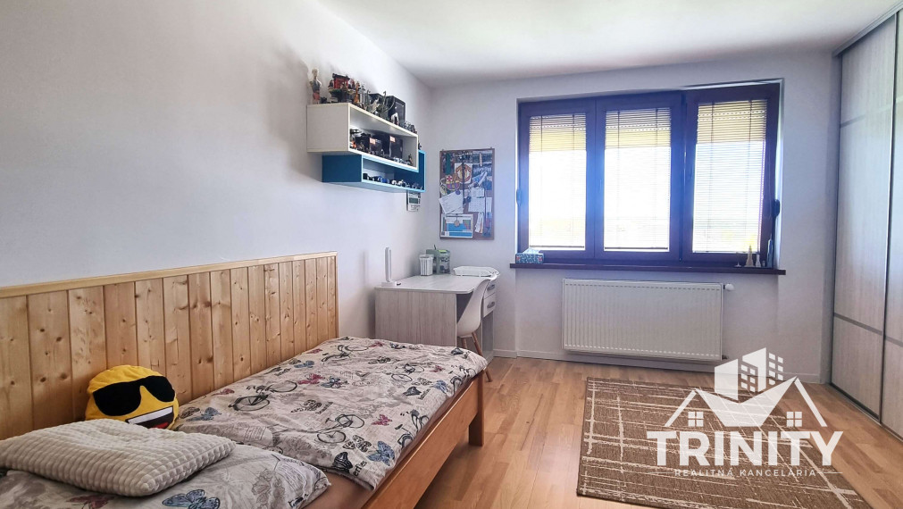 Na predaj moderne zrekonštruovaný 3-izbový byt so záhradou a garážou v meste Nové Zámky