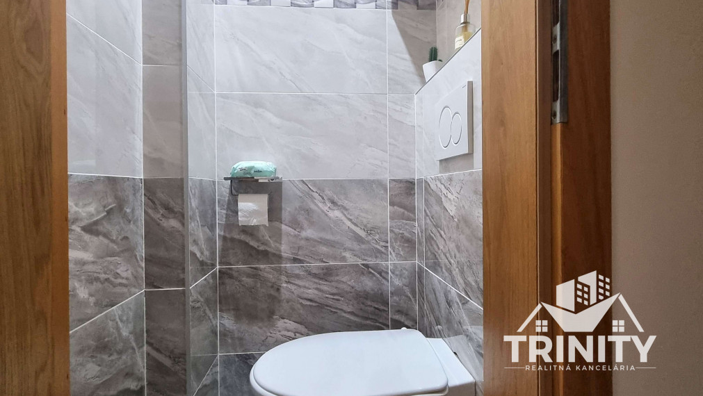 Na predaj moderne zrekonštruovaný 3-izbový byt so záhradou a garážou v meste Nové Zámky