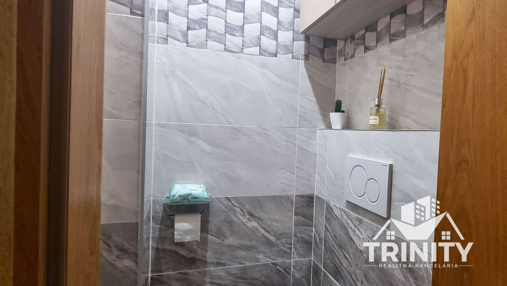 Na predaj moderne zrekonštruovaný 3-izbový byt so záhradou a garážou v meste Nové Zámky