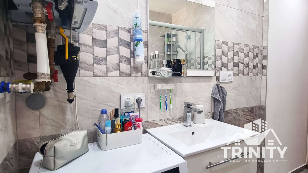 Na predaj moderne zrekonštruovaný 3-izbový byt so záhradou a garážou v meste Nové Zámky