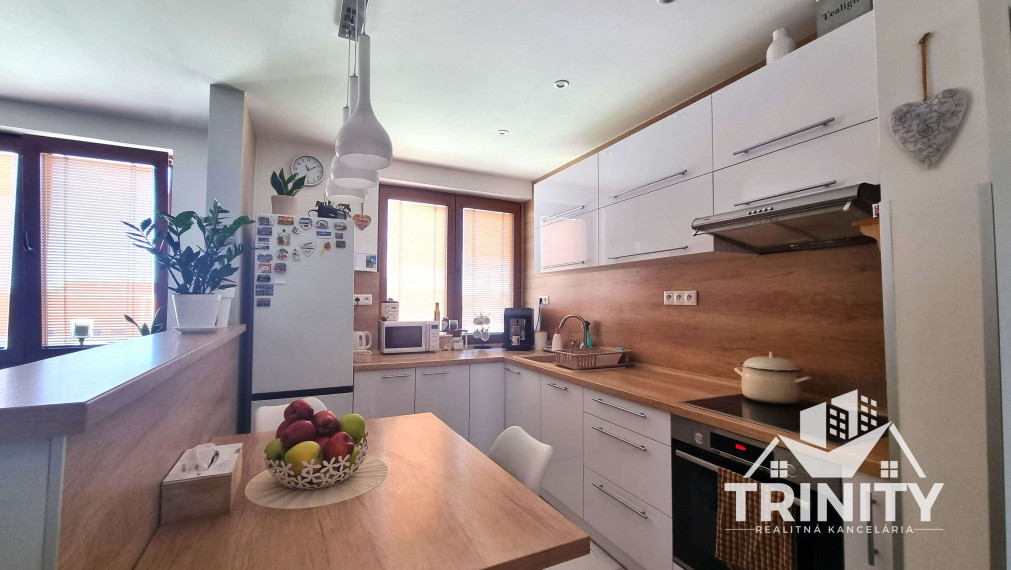 Na predaj moderne zrekonštruovaný 3-izbový byt so záhradou a garážou v meste Nové Zámky