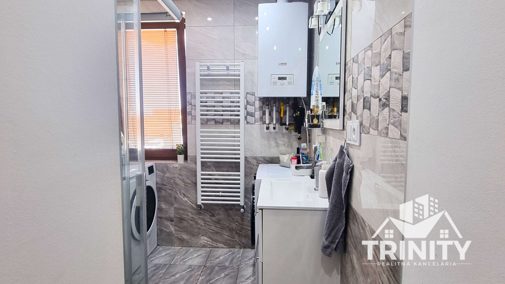 Na predaj moderne zrekonštruovaný 3-izbový byt so záhradou a garážou v meste Nové Zámky