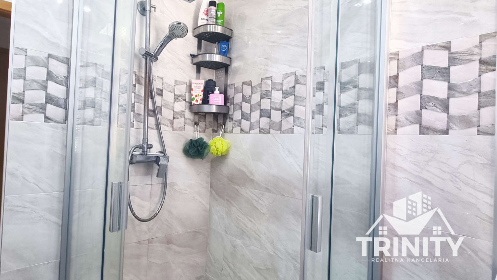 Na predaj moderne zrekonštruovaný 3-izbový byt so záhradou a garážou v meste Nové Zámky