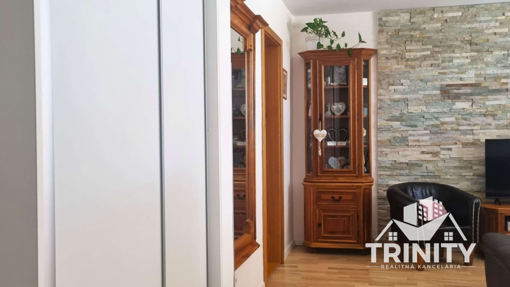 Na predaj moderne zrekonštruovaný 3-izbový byt so záhradou a garážou v meste Nové Zámky