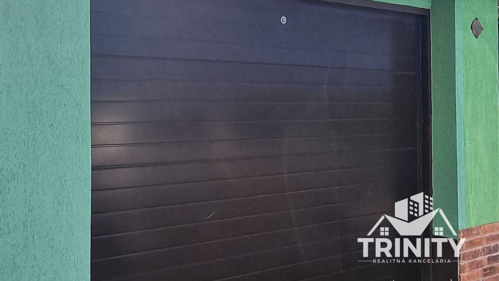 Na predaj moderne zrekonštruovaný 3-izbový byt so záhradou a garážou v meste Nové Zámky